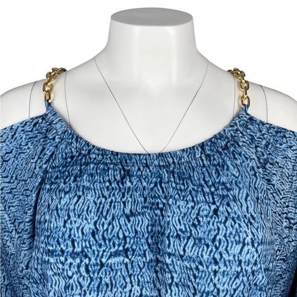 Cold Shoulder Chain Top - Picture 4 of 5